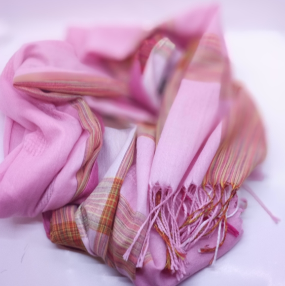 Pink hue Pashmina - Picture 2 of 9